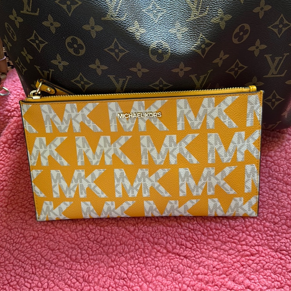 Michael Kors yellow 💛 wrist wallet